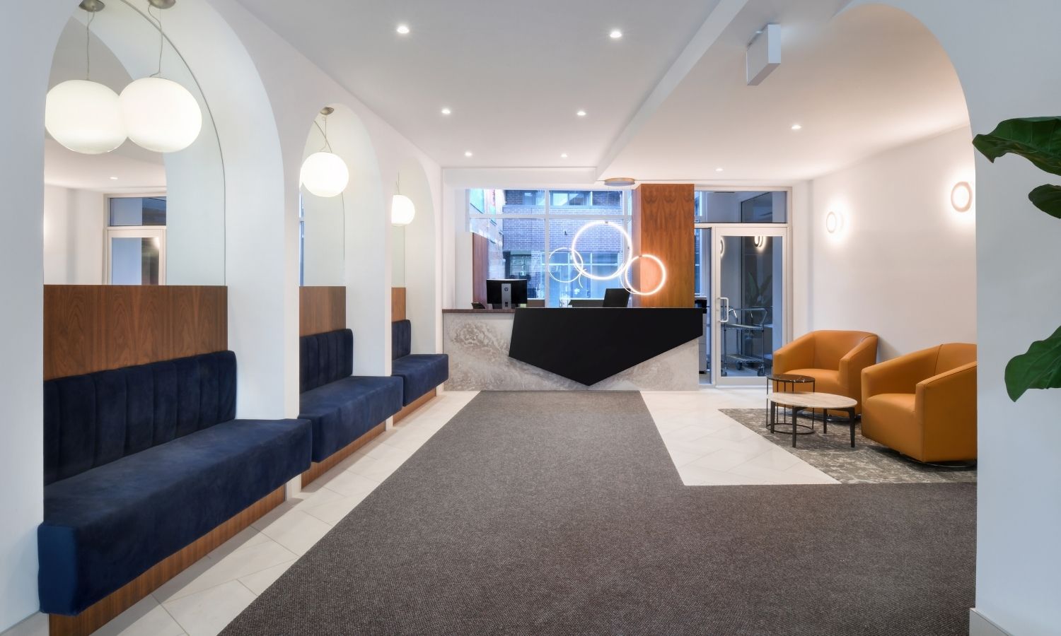 Lobby and concierge of Fifth + Bank